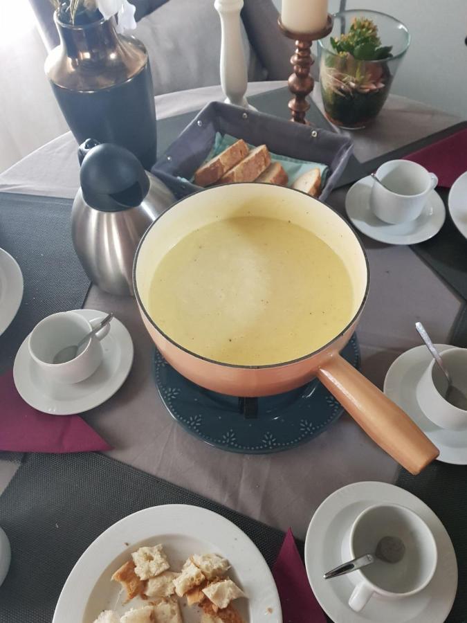 Le Châtelard-Montreux Petite Maison Sur La Colline Du Gibloux: 1Chambre,1 Salon Et Salle De Bain Prives Au Rez De Chausse, Piscine Exterieur Et Bbq , المظهر الخارجي الصورة
